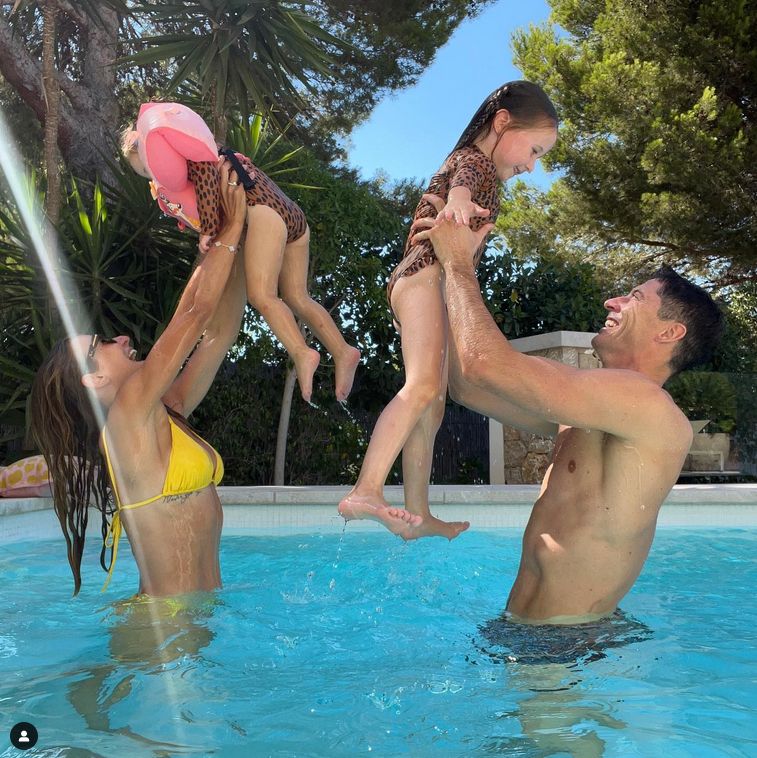 Anna i Robert Lewandowscy z córkami