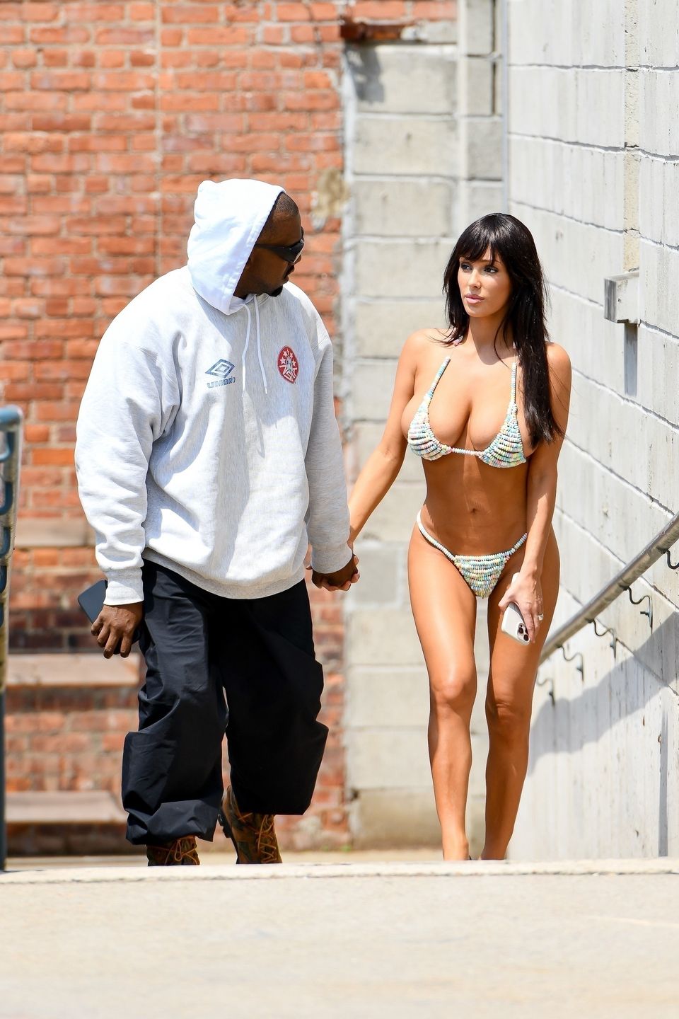 Kanye West i Bianca Censori w bikini z cukierków