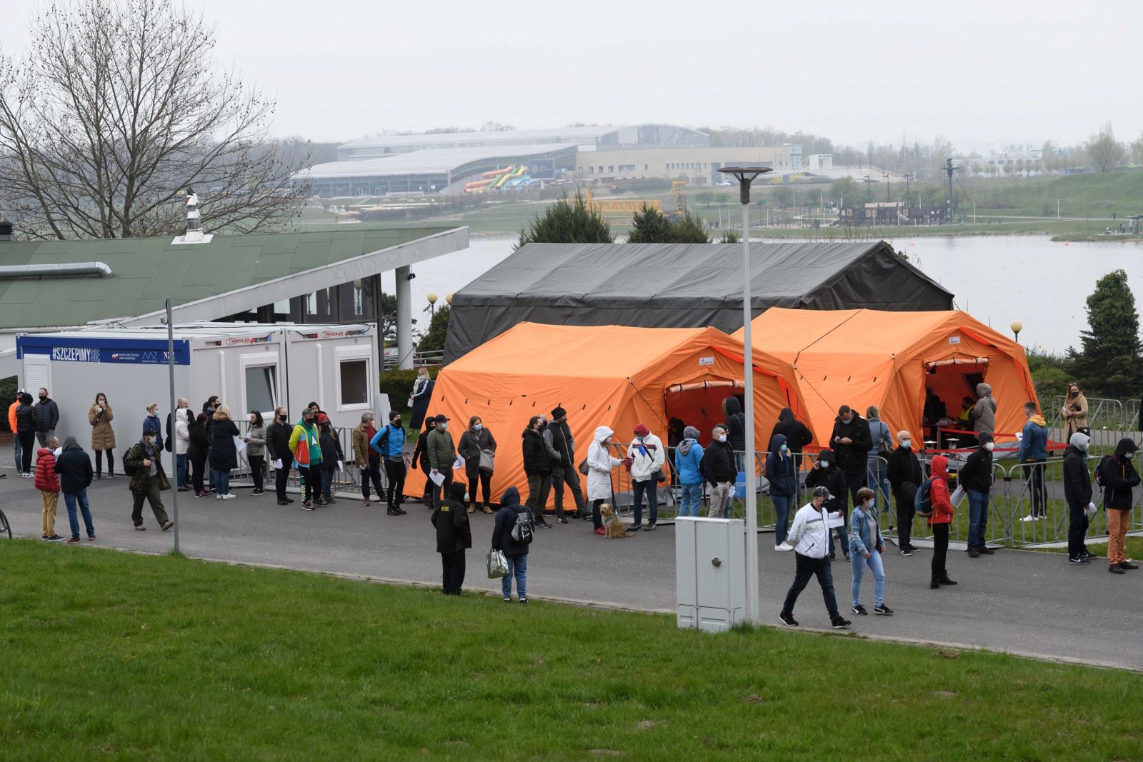 Wielkie kolejki w Polsce. Majówka 2021 pod znakiem szczepień