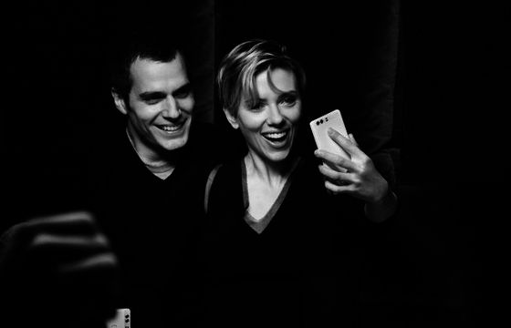 Scarlett Johansson i Henry Cavill fotograficznie reklamują Huawei P9 (wideo)