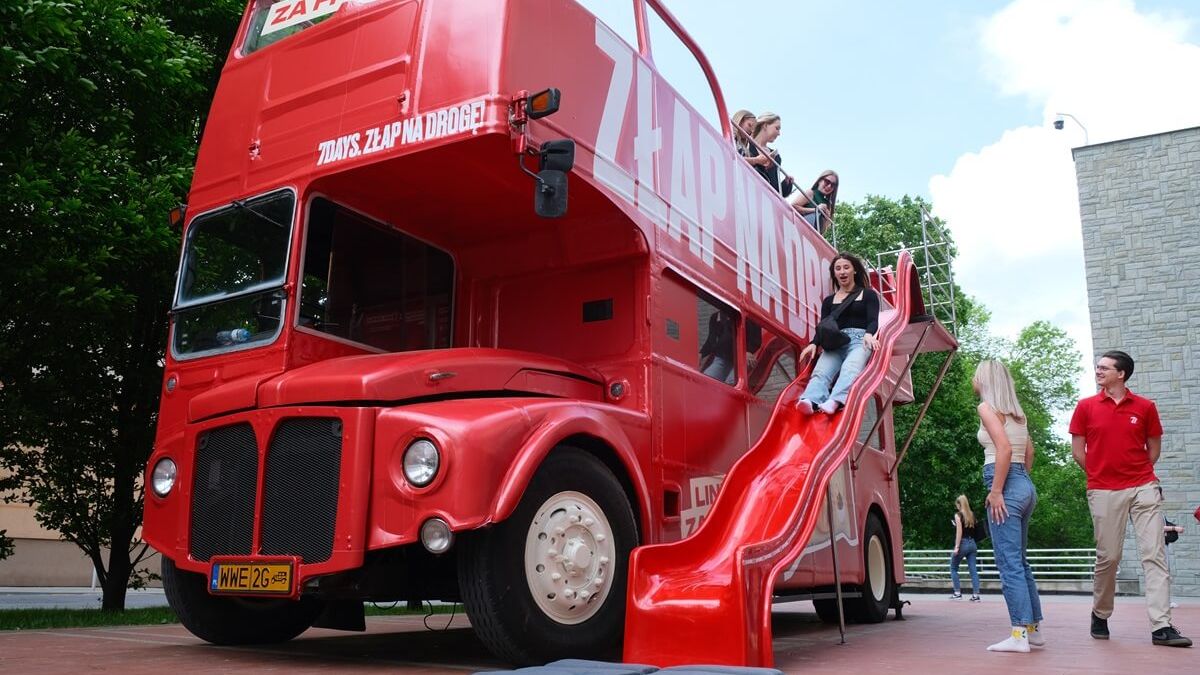 Czerwony autobus 7Days przy uczelni KUL
