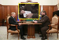 Przyniósł to na spotkanie z Putinem. "Litery widać z kosmosu"