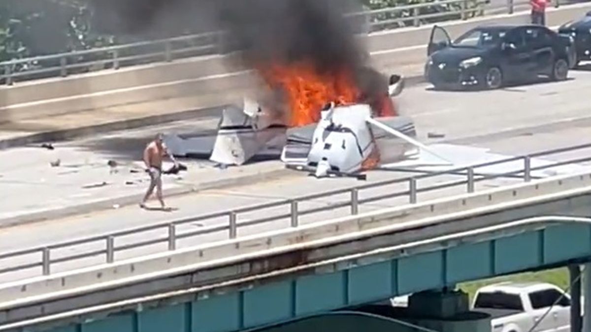 Samolot rozbił się na autostradzie w USA 