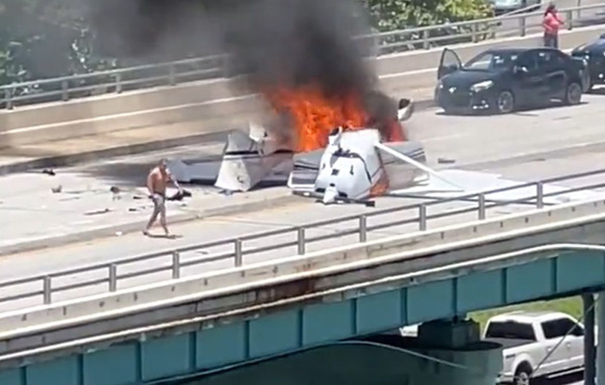 Dramatyczne sceny w USA. Samolot spadł na autostradę