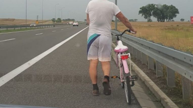 Rowerzystom nie wolno poruszać się drogami ekspresowymi i autostradami. Także poboczem czy pasem awaryjnym