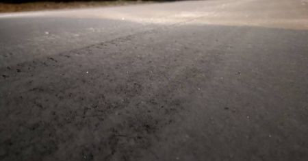 Trudne warunki na drogach lokalnych. Śnieg i lód na jezdniach i chodnikach