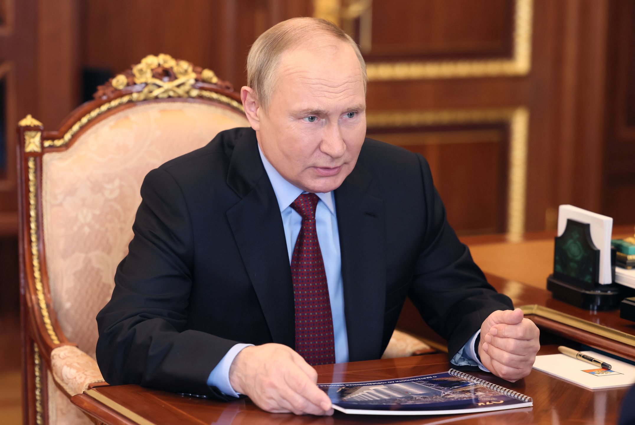 Russian President Vladimir Putin meets with United Grain Company (UGC) Dmitry Sergeyev
epa10055345 Russian President Vladimir Putin meets with Director General of the United Grain Company (UGC) Dmitry Sergeyev at the Kremlin in Moscow, Russia, 06 July 2022. The Russian Government adopted a resolution on the transfer of duties on the export of grain, sunflower oil and meal from Russia into rubles.  EPA/MIKHAEL KLIMENTYEV/SPUTNIK/KREMLIN POOL MANDATORY CREDIT 
Dostawca: PAP/EPA.
MIKHAEL KLIMENTYEV/SPUTNIK/KREMLIN POOL