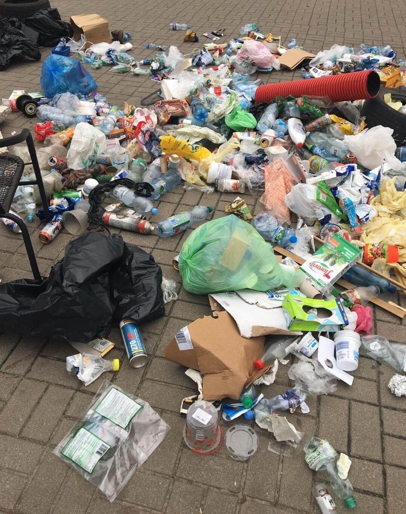 #TrashChallenge: Rozsypaliśmy górę śmieci w centrum Warszawy