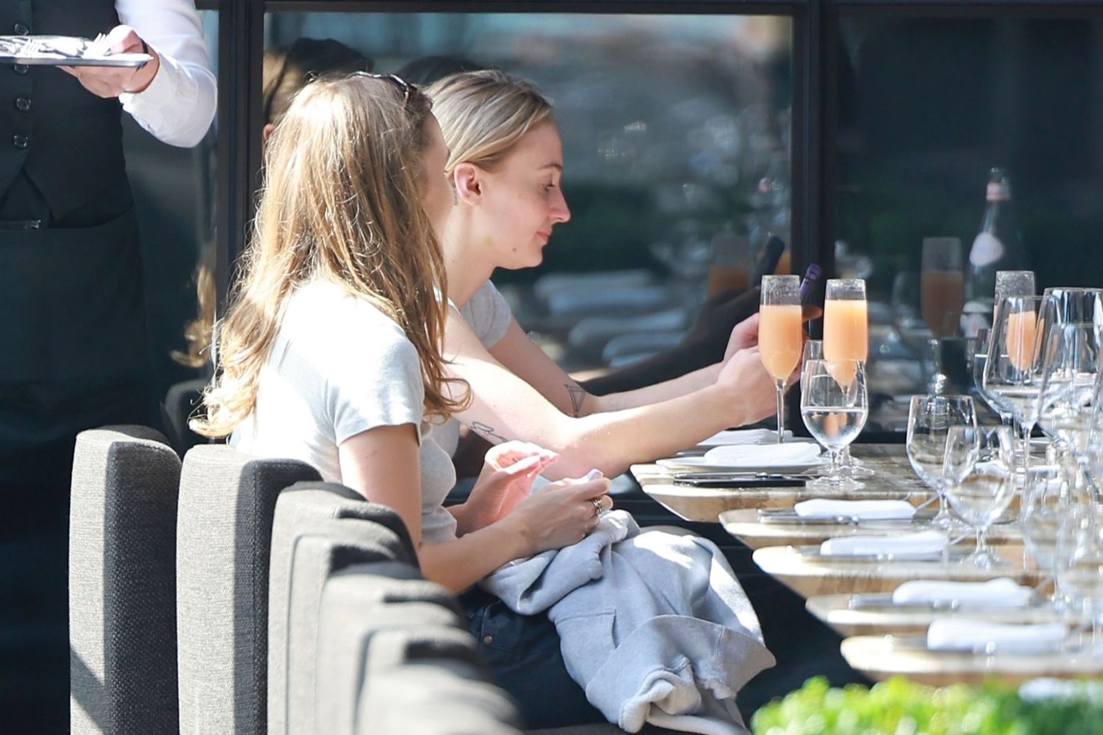 Sophie Turner "przyłapana" na lunchu w Nowym Jorku