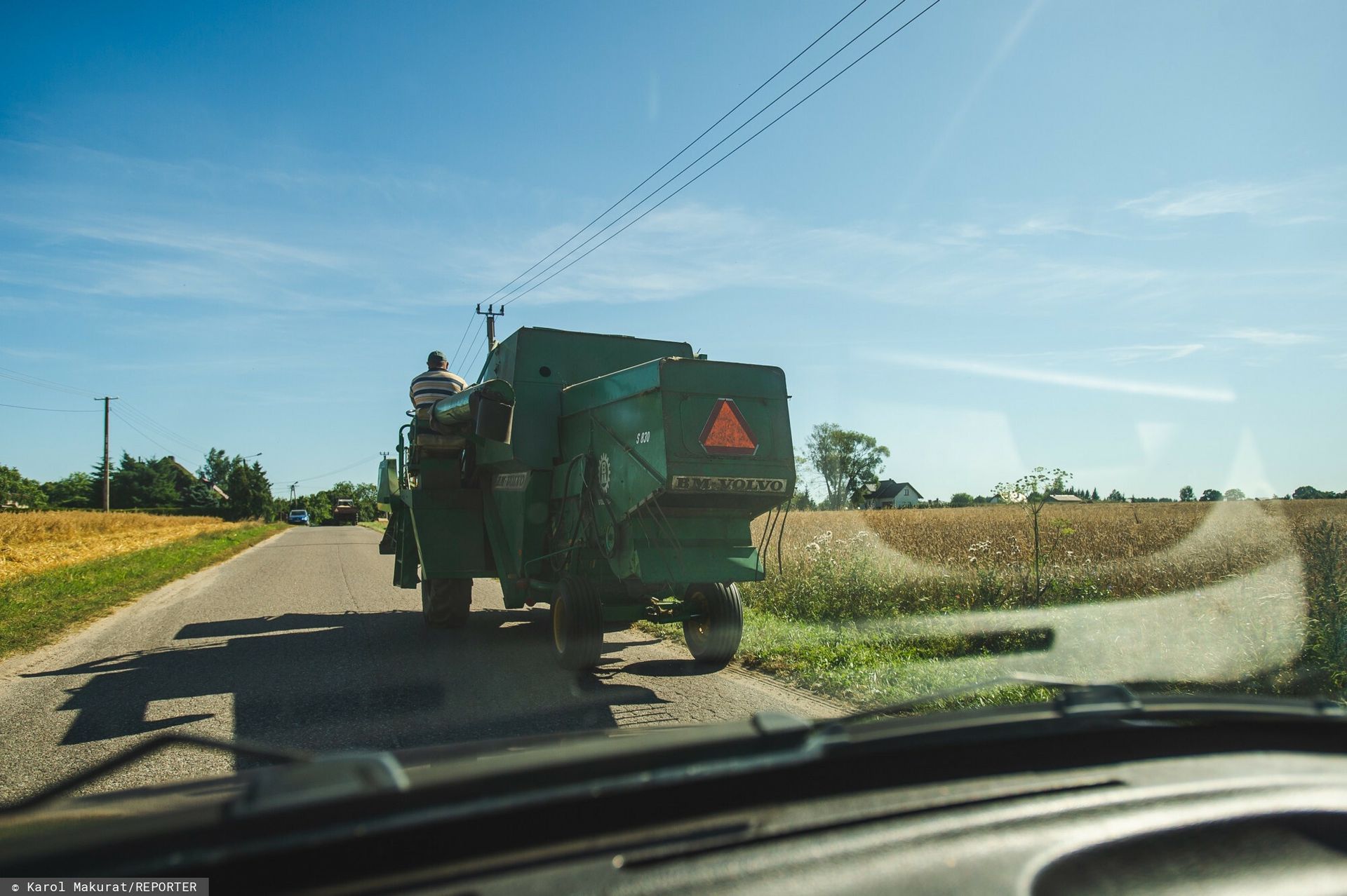 "Skrzydeł nie ma". Jeździ kombajnem po drodze. Krytykuje kierowców