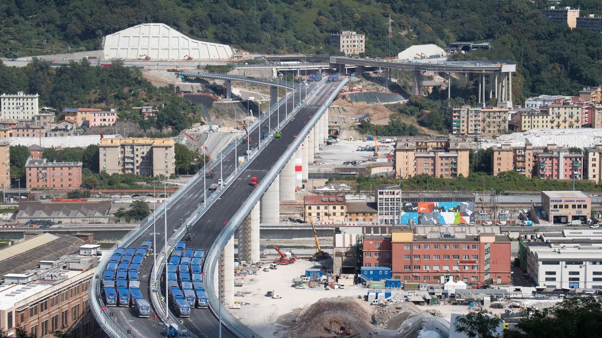 Wiadukt w Genui podczas testów obciążeniowych.