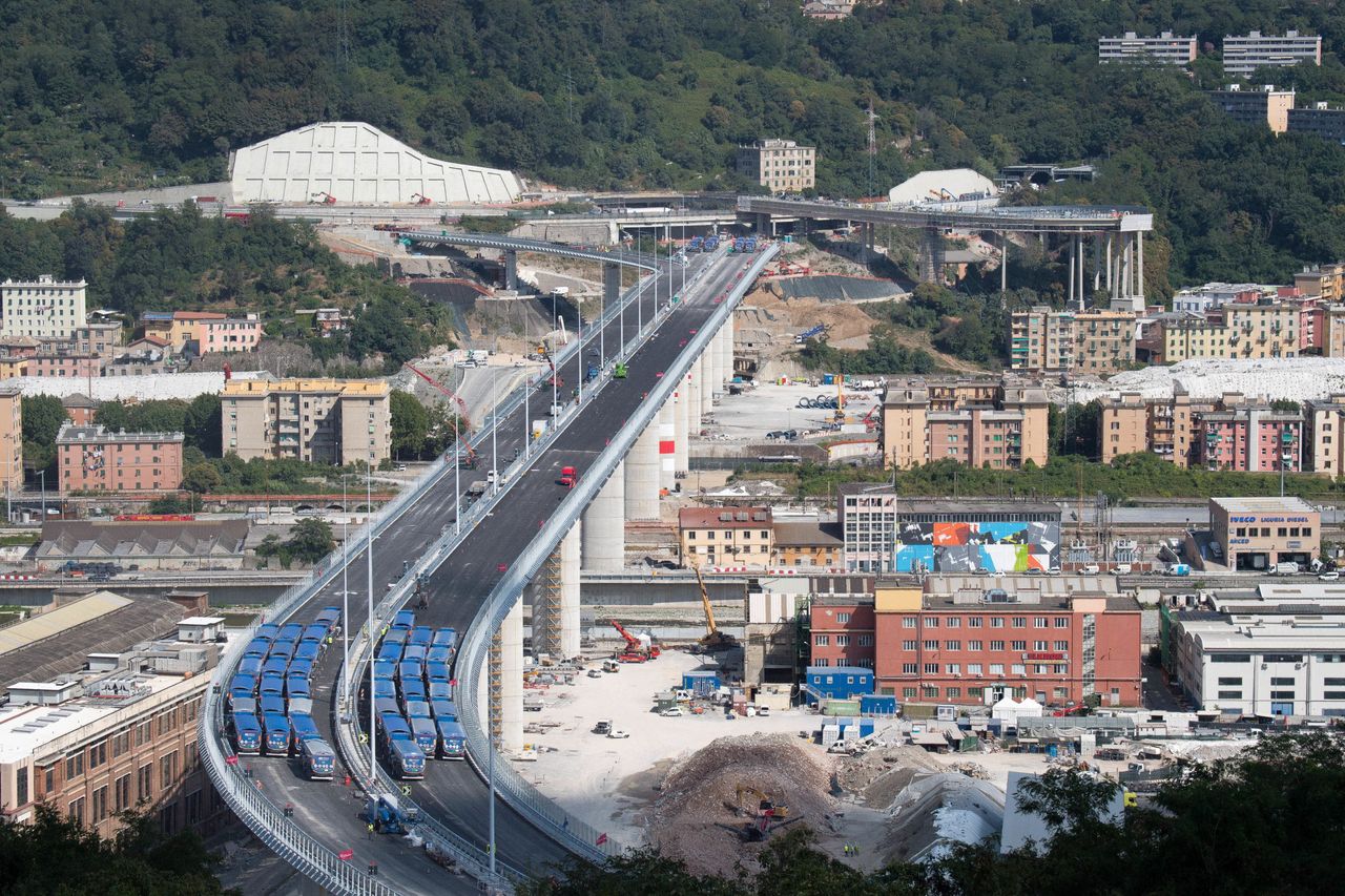 Ruszyły testy wiaduktu odbudowanego po katastrofie w Genui. 54 ciężarówki będą nim jeździć przez 6 dni