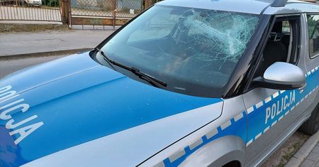 Zaatakował najpierw samochody, a potem policjantów. Groził, że ich zabije