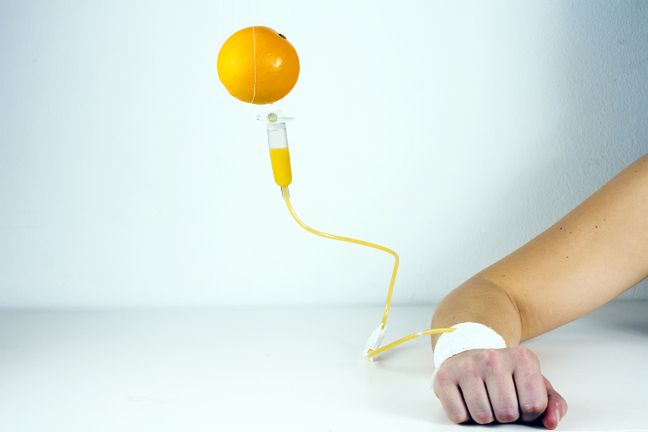 Chcesz uzupełnić niedobór witaminy C? Sięgnij po świeże owoce i warzywa. Najwięcej tej cennej witaminy znajduje się w dzikiej róży, rokitniku, czarnej porzeczce, natce pietruszki, papryce i cytrusach