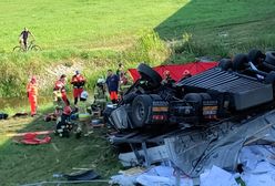 Mazowieckie. Wypadek na S8. Zderzenie trzech aut. Ciężarówka spadła z wiaduktu