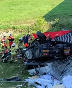 Mazowieckie. Wypadek na S8. Zderzenie trzech aut. Ciężarówka spadła z wiaduktu