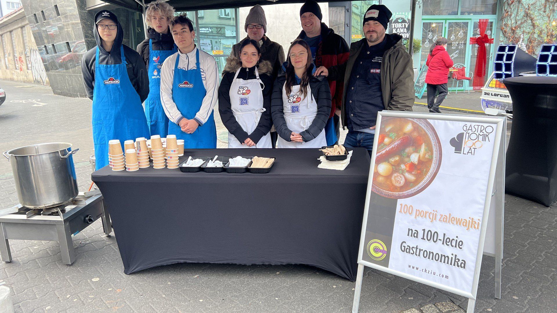 Uczniowie Technikum nr 3 Hotelarsko-Gastronomicznego CKZiU w Sosnowcu przygotowali zagłębiowską zalewajkę i częstowali nią mieszkańców oraz gości