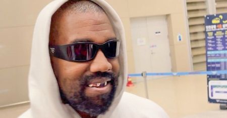 Kanye West sfotografowany z żoną i dziećmi w Seulu. Raper zaprezentował uśmiech warty ponad TRZY MILIONY ZŁOTYCH