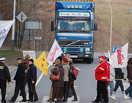 Głodówka skończyła się blokadą dojazdu do szpitala