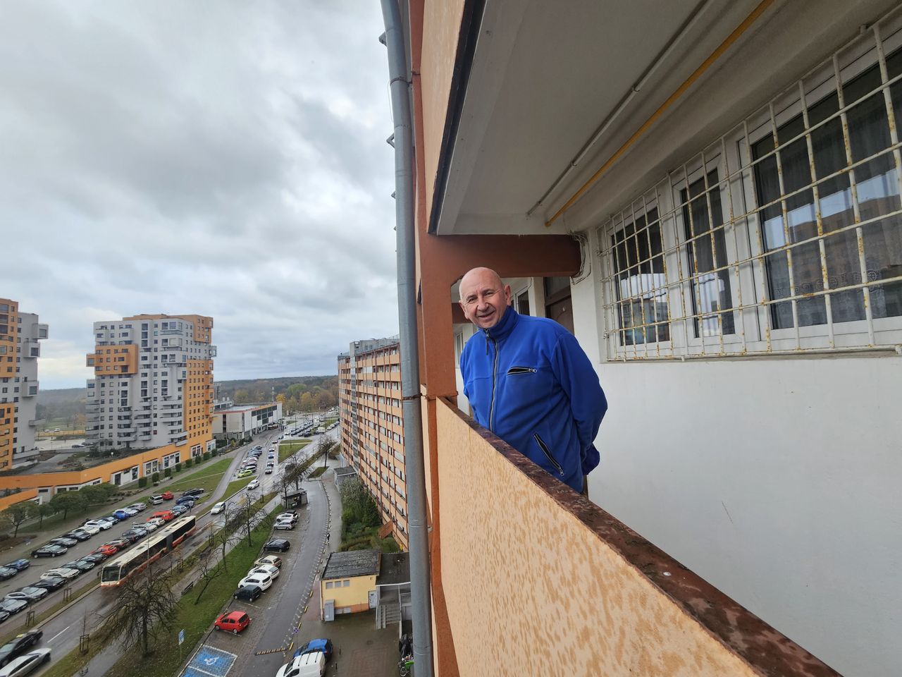 Jerzy Sebastjaniuk, konserwator budynków należących do Osiedla nr 4, a jednocześnie mieszkaniec falowca