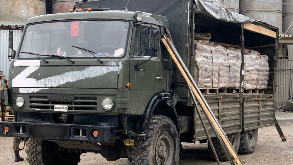 Ukraina. Rosjanie ograbiają jedno z gospodartw rolnych