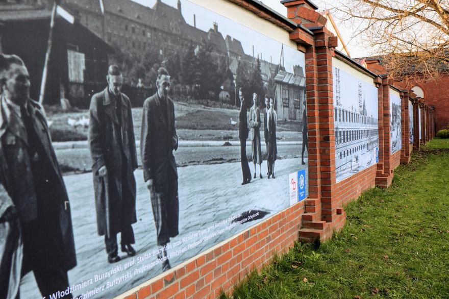 Murale opisuję historię Politechniki Śląskiej.