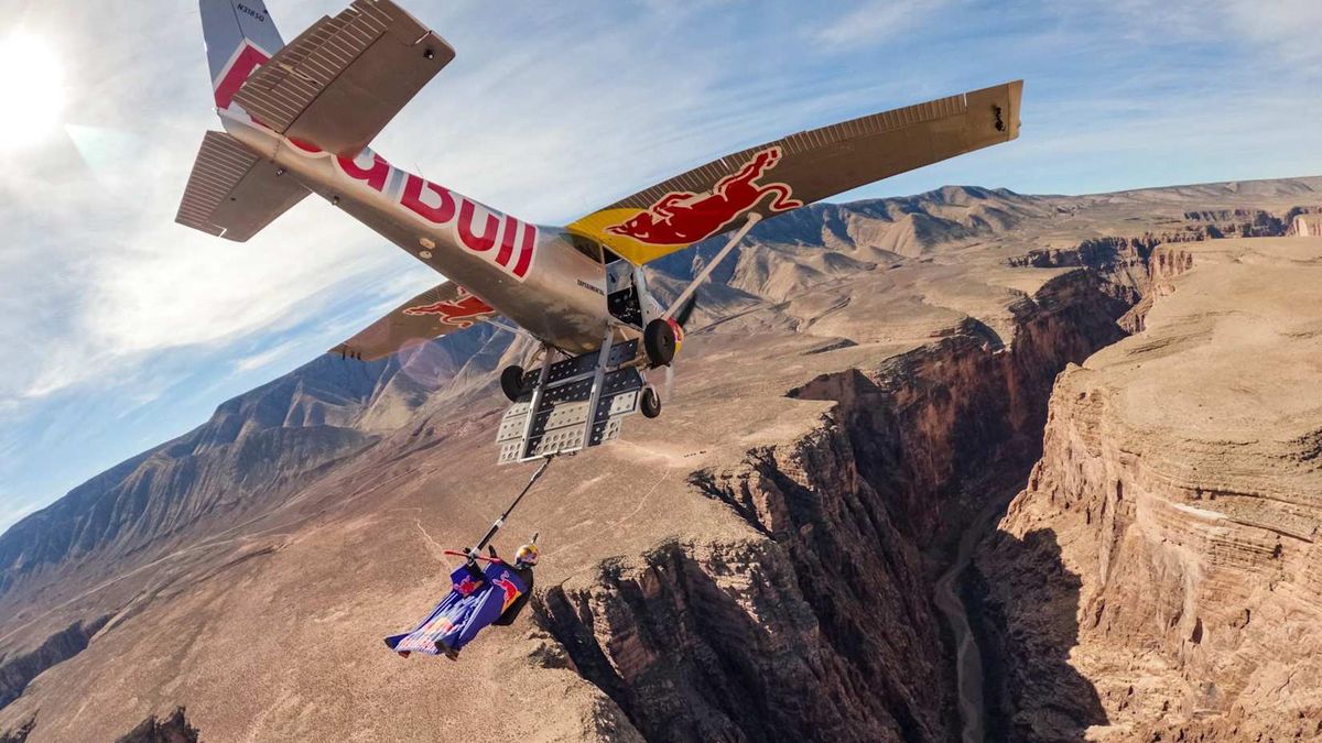 Max Manow holowany przez samolot