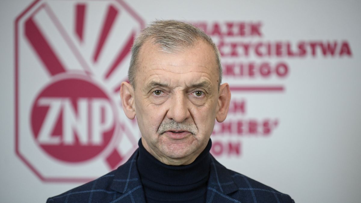 Warszawa, 30.03.2022. Prezes Związku Nauczycielstwa Polskiego Sławomir Broniarz wziął udział w konferencji prasowej pt. "Żądania płacowe ZNP i FZZ" przed posiedzeniem Rady Dialogu Społecznego nt. edukacji, w warszawskiej siedzibie ZNP, 30 bm. (aldg) PAP/Marcin Obara