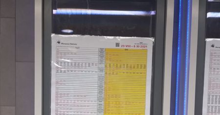 Absurd na warszawskim dworcu. Papierowe rozkłady naklejone na elektroniczne