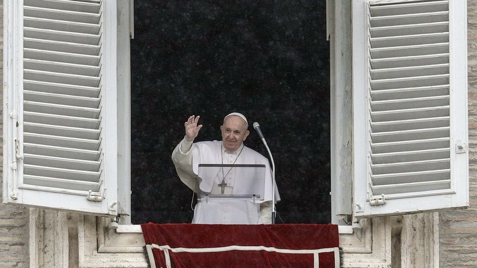 Papież Franciszek z okna swojej pracowni wychodzącej na plac Świętego Piotra