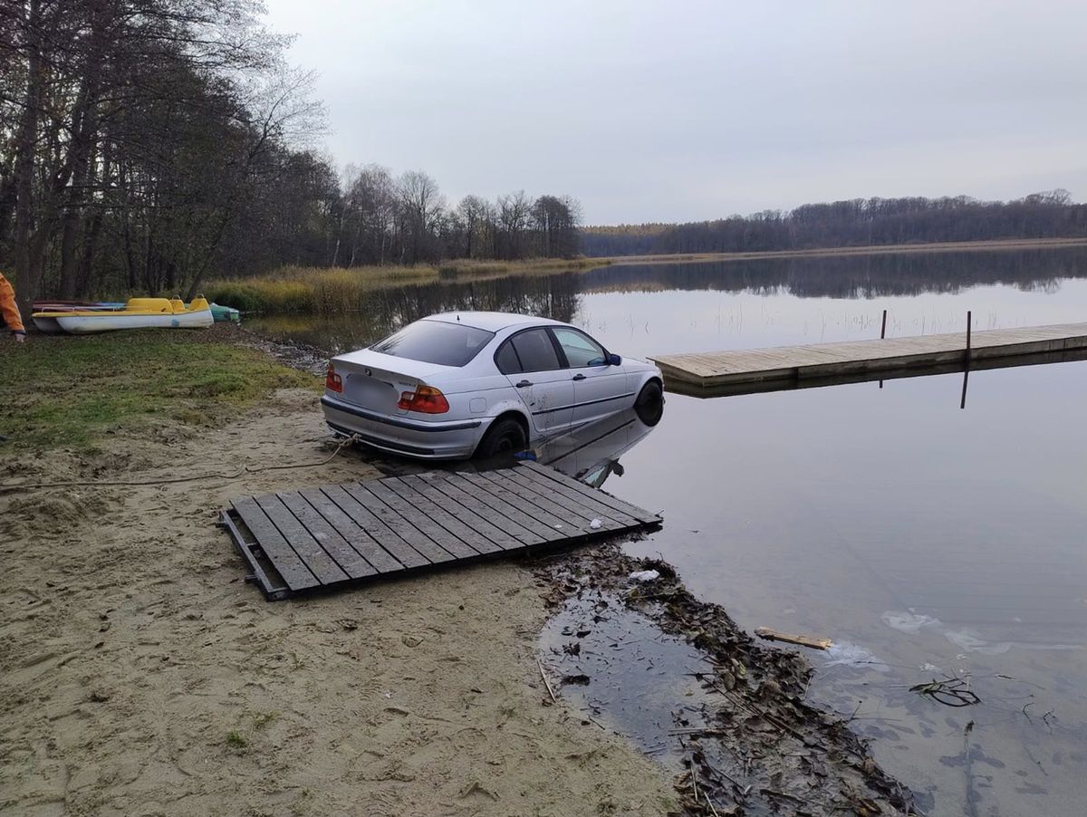 BMW wpada do jeziora, a młody kierowca skończył w celi