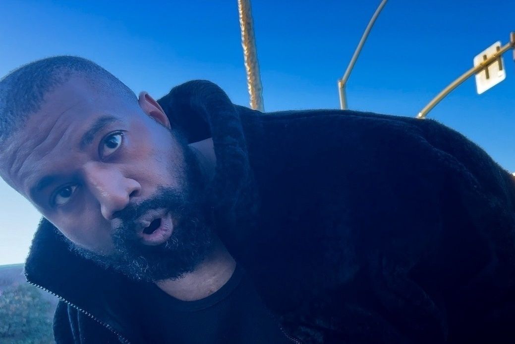 Kanye West został oskarżony o NAPAŚĆ