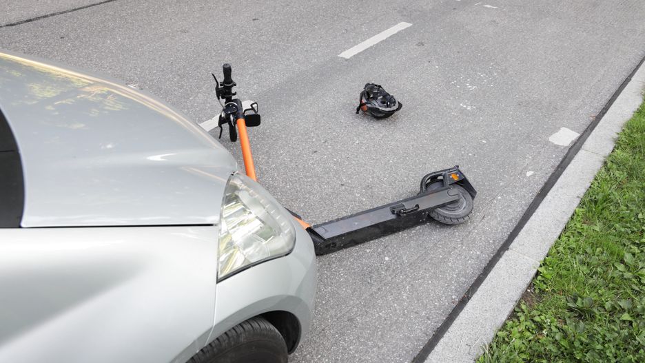 www.lechtal-fotografie.com
e-scooter, e-roller, tretroller, rad, roller, unfall, verkehrsunfall, transport, motor, pkw, automobil, scheinwerfer, crash, frontal, frontalunfall, silber, reifen, helm, urban, anfahrt, rad fahren