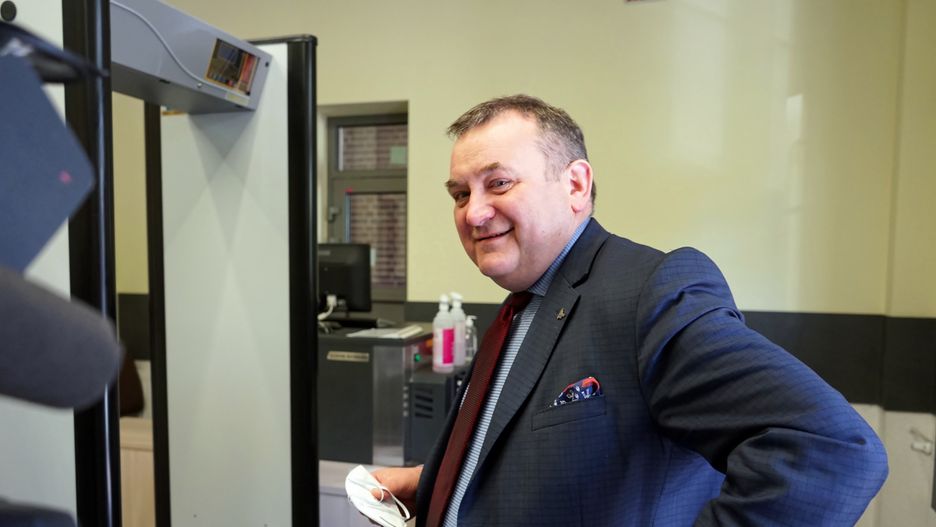 Stanis�aw Gaw�owski
Szczecin, 03.06.2020. Senator Stanis�aw Gaw�owski przed S�dem Okr�gowym w Szczecinie, 3 bm. Trwa proces senatora  i 31 innych os�b uwik�anych w afer� melioracyjn�. (kf) PAP/Marcin Bielecki
Marcin Bielecki
afera melioracyjna, korupcja, �ap�wka �ap�wki, oskar�ony, polityk, portret, proces, rozprawa, sala rozpraw, sala s�dowa, S�d Okr�gowy, senator, polityka, Stanis�aw gaw�owski