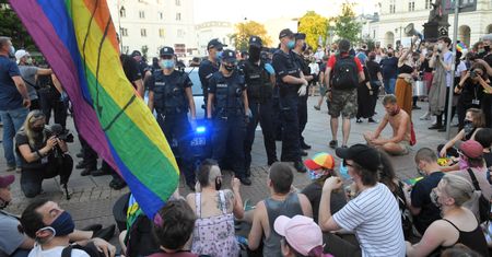 Flaga LGBT na kolejnym pomniku. Tym razem w Poznaniu
