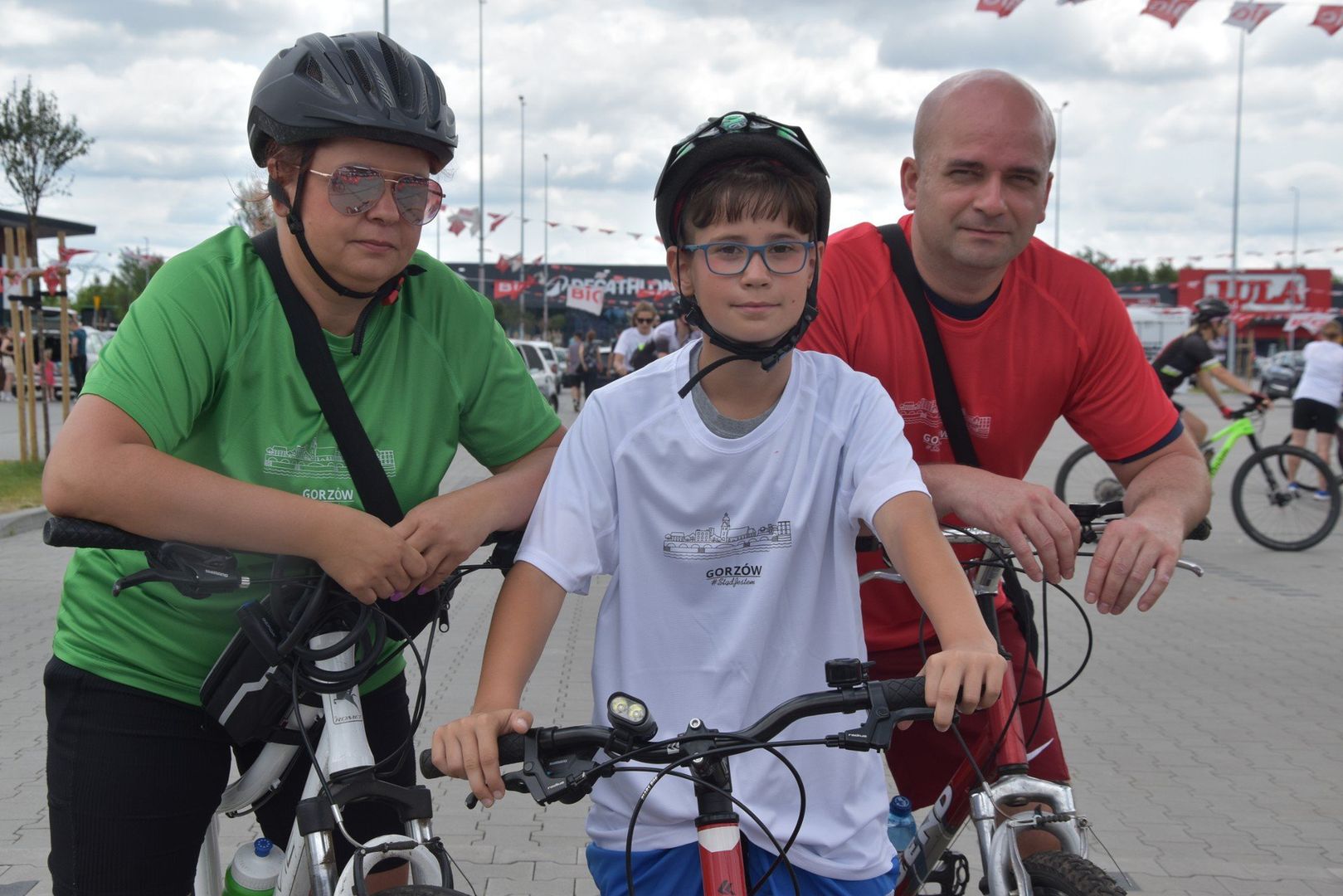 Rowerzyści przejechali z placu przed BIG Gorzów na stadion przy ul. Wyszyńskiego.