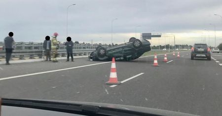 Spore utrudnienia na wjeździe do Lublina od strony Warszawy. Zderzenie dwóch aut, jedno dachowało