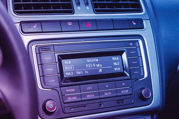 Odbiornik radiowy w samochodzie