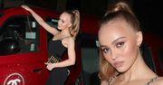 Przejęta Lily-Rose Depp wdzięczy się przy służbowym samochodzie