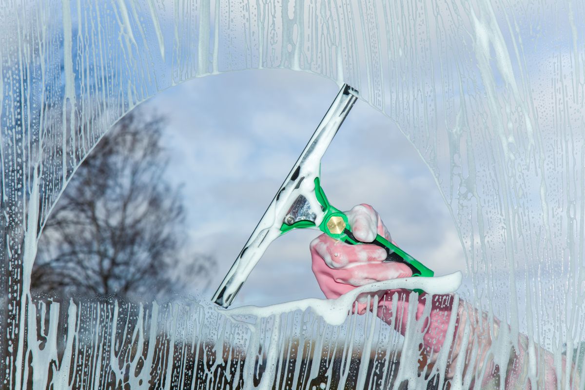 Podczas mycia okien w zimie warto pamiętać o kilku zasadach