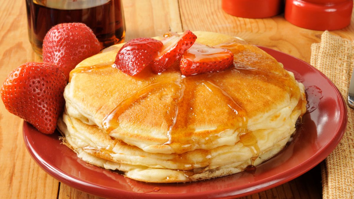 Placuszki z syropem i truskawkami