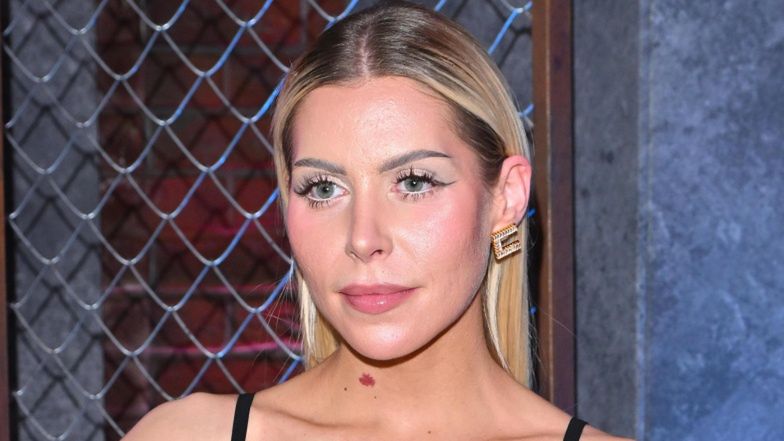 Julia von Stein nosi perukę