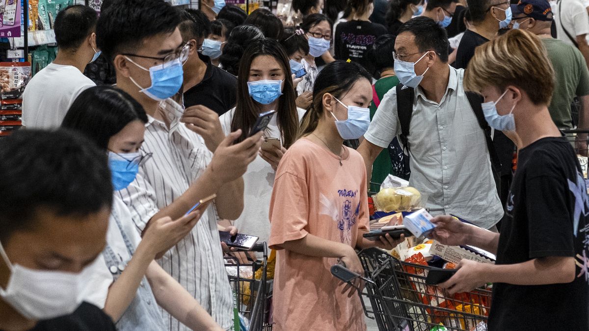 Kolejka w sklepie w Wuhan, zdjęcie z 2 sierpnia 2021. Mieszkańcy wciąż noszą maseczki, a władze zapowiadają, że przetestują wszystkich pod kątem koronawirusa