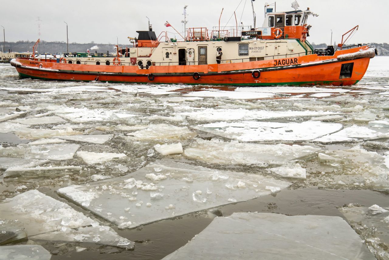 Włocławek, 13.02.2021. Lodołamacz na terenie Zbiornika Wodnego Włocławek. 