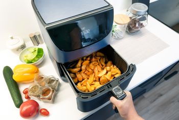 Taniej niż piekarnik? Tyle kosztuje używanie airfryera