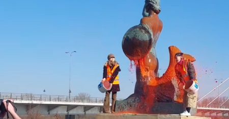 Aktywistki zniszczyły warszawską Syrenkę. Koszty naprawy będę je boleć