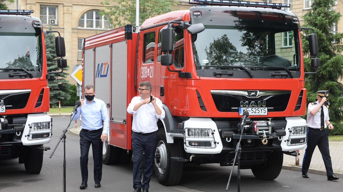 MSWiA tydzień przed głosowaniem zaprosiło gminy do wyścigu o wóz strażacki. 