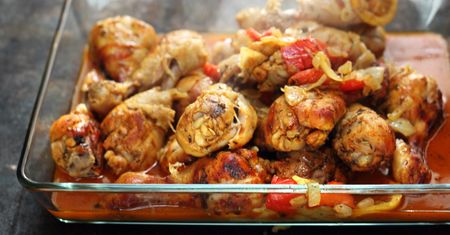 Zapiekam kurczaka z pieczarkami. Niby proste danie, a zawsze robi wrażenie