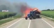 Rosja. Slalomem z płonącą słomą. Nagrali kierowcę traktora