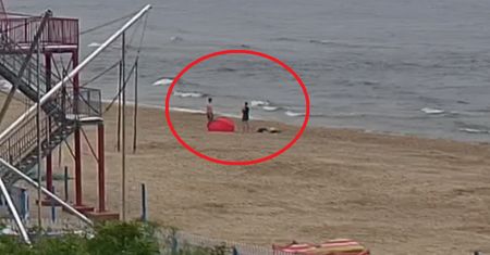 Była 6:19 nad Bałtykiem. Pojawili się na plaży